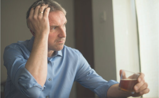 мужчина с бокалом